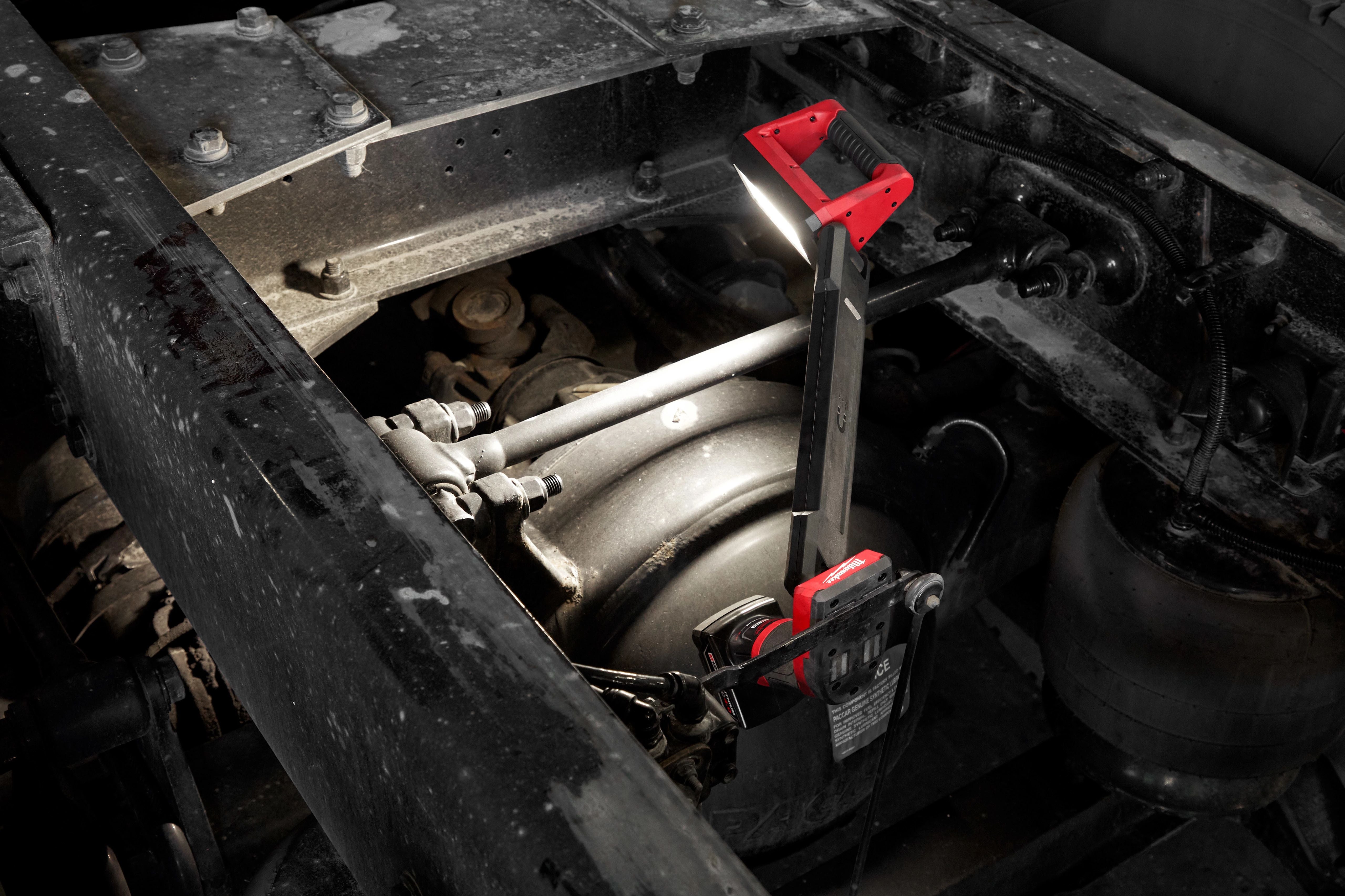Linterna Brazo Imantada 1200 Lumenes Inalambrica Milwaukee M12 KIT