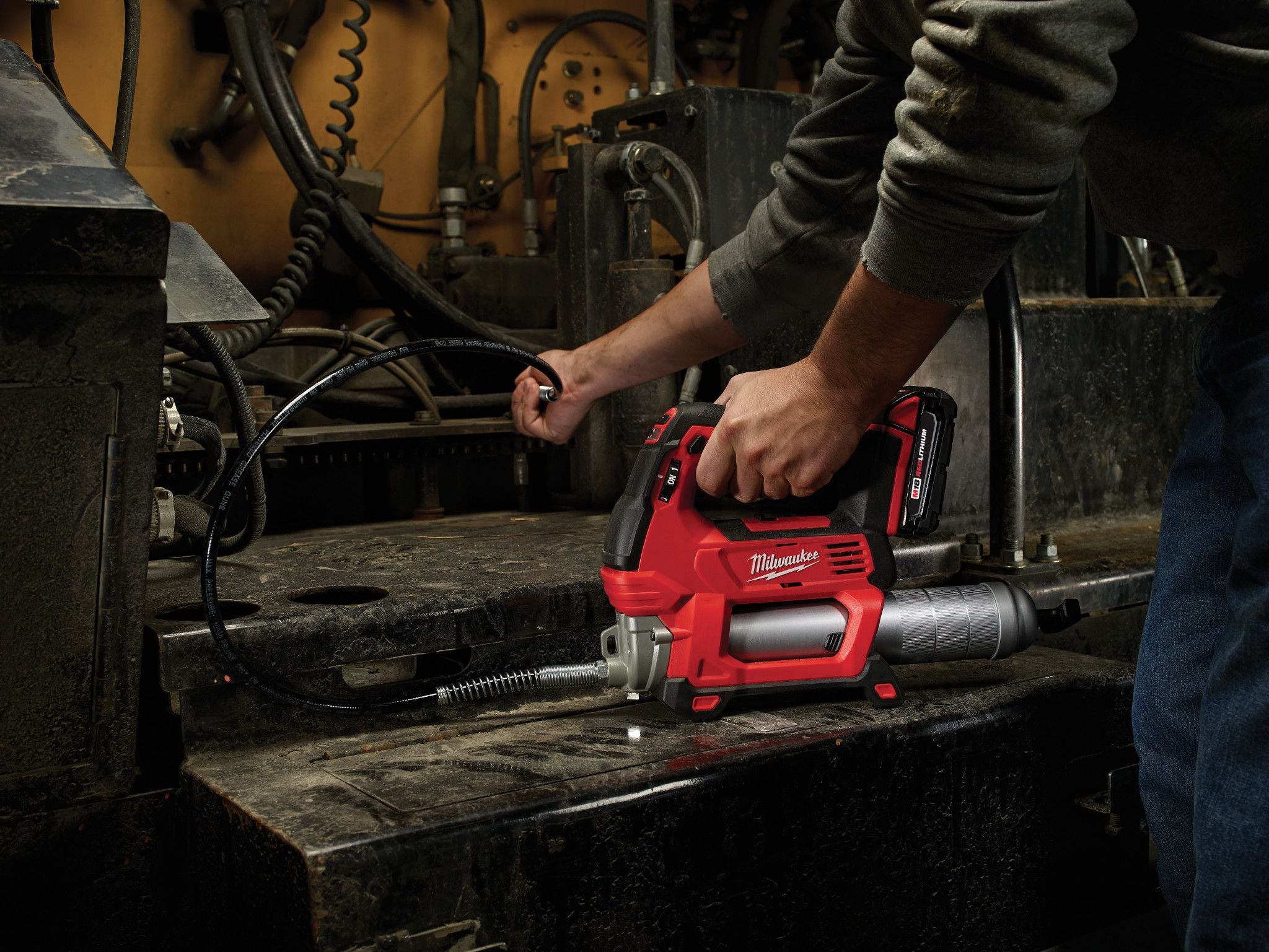 Engrasadora Inalambrica 2 Vel, 10,000 PSI Milwaukee M18 (Solo Herramienta)